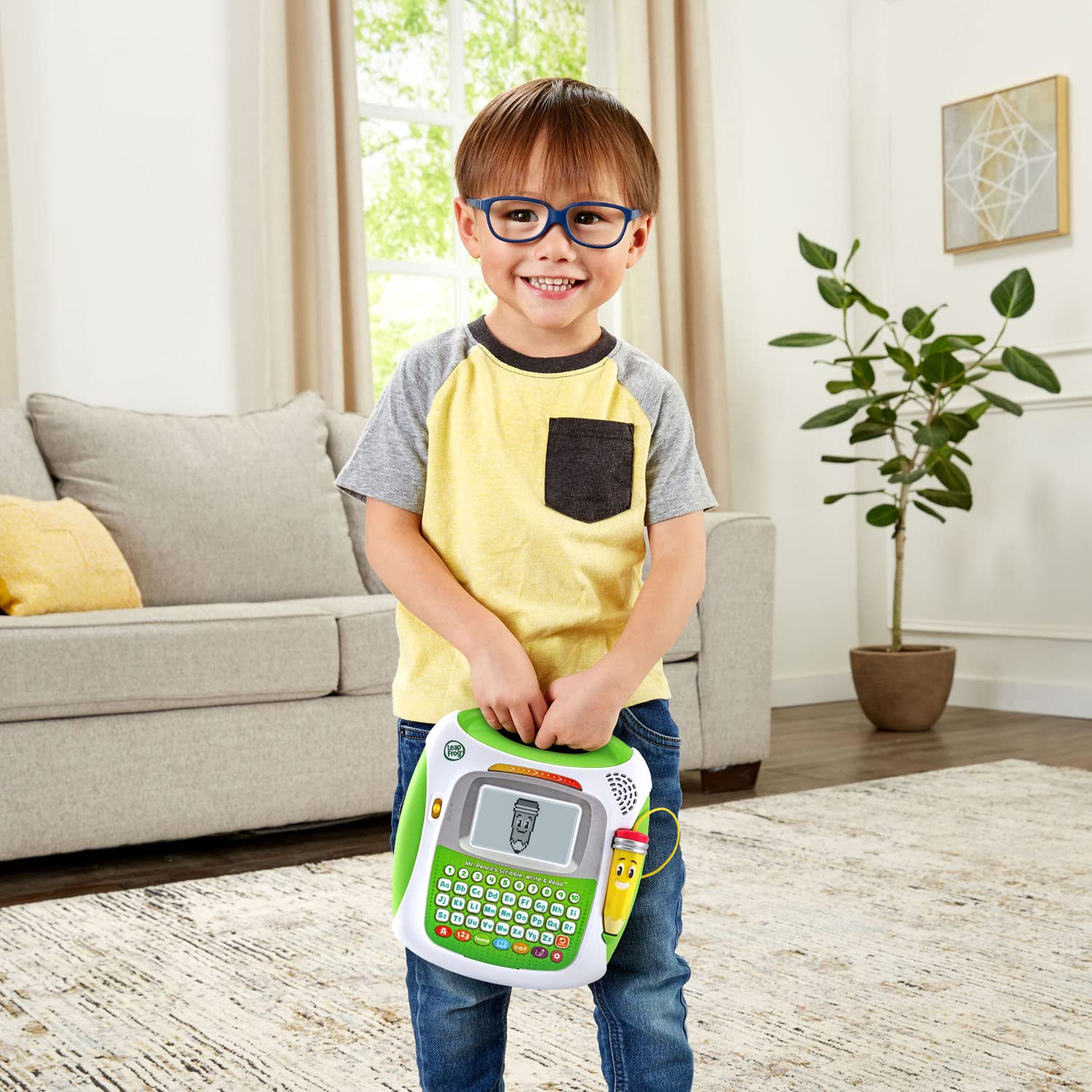 LeapFrog juguete en mesa familiar mostrando uso educativo en casa