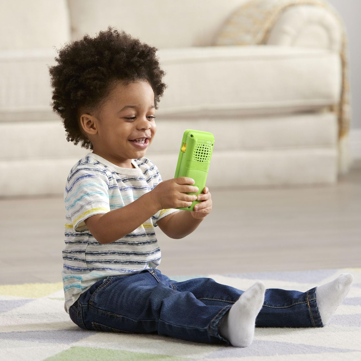 LeapFrog niño usando el teléfono, fomenta juego simbólico y lenguaje
