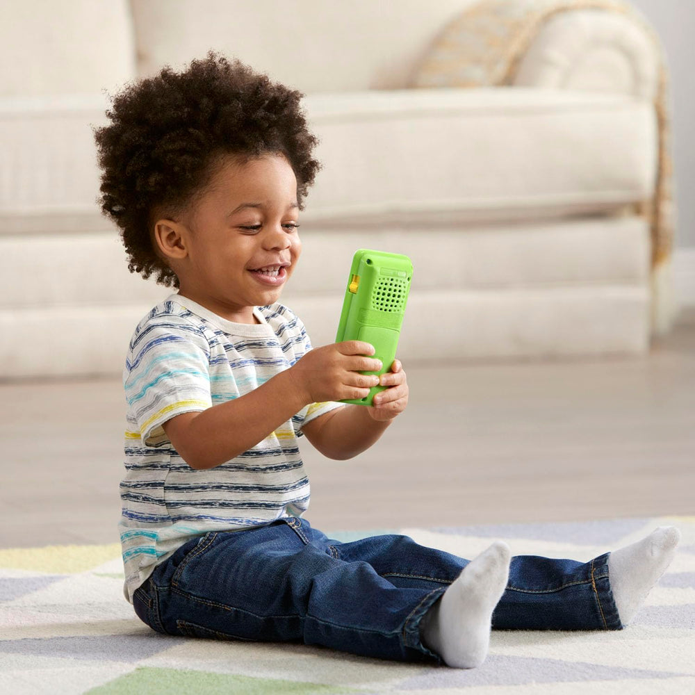 LeapFrog niño usando el teléfono, fomenta juego simbólico y lenguaje