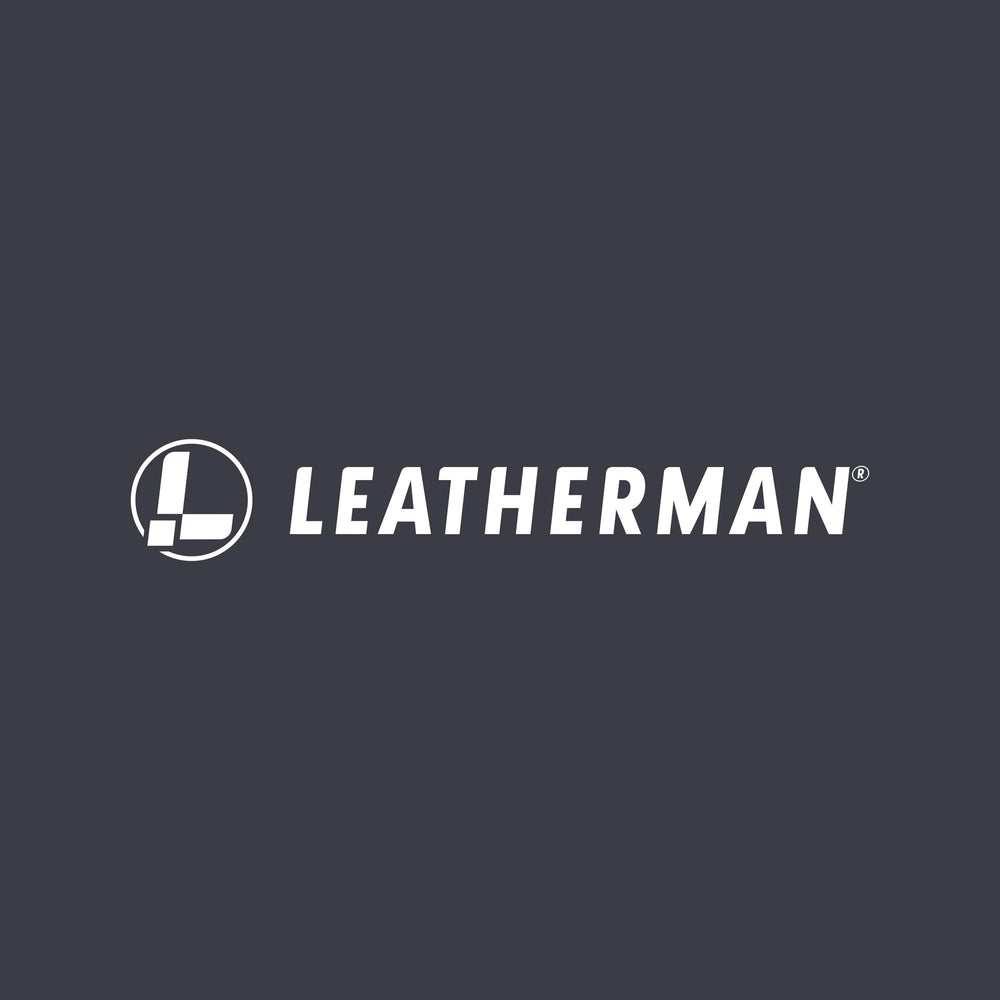 Leatherman Wave Plus al lado de una mano para escala, tamaño de bolsillo
