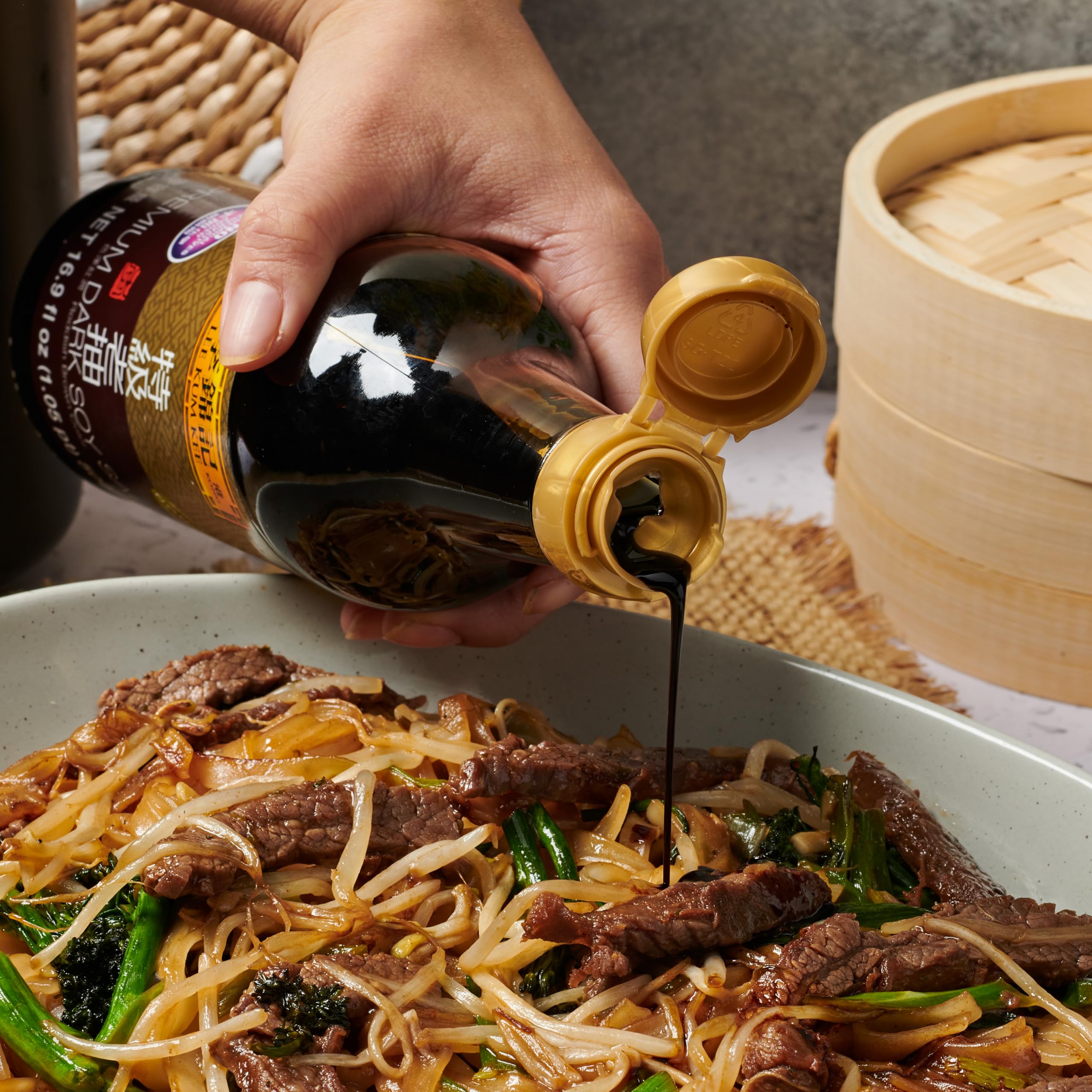 Lee Kum Kee botella junto a una regla para mostrar tamaño práctico de 16.9 oz