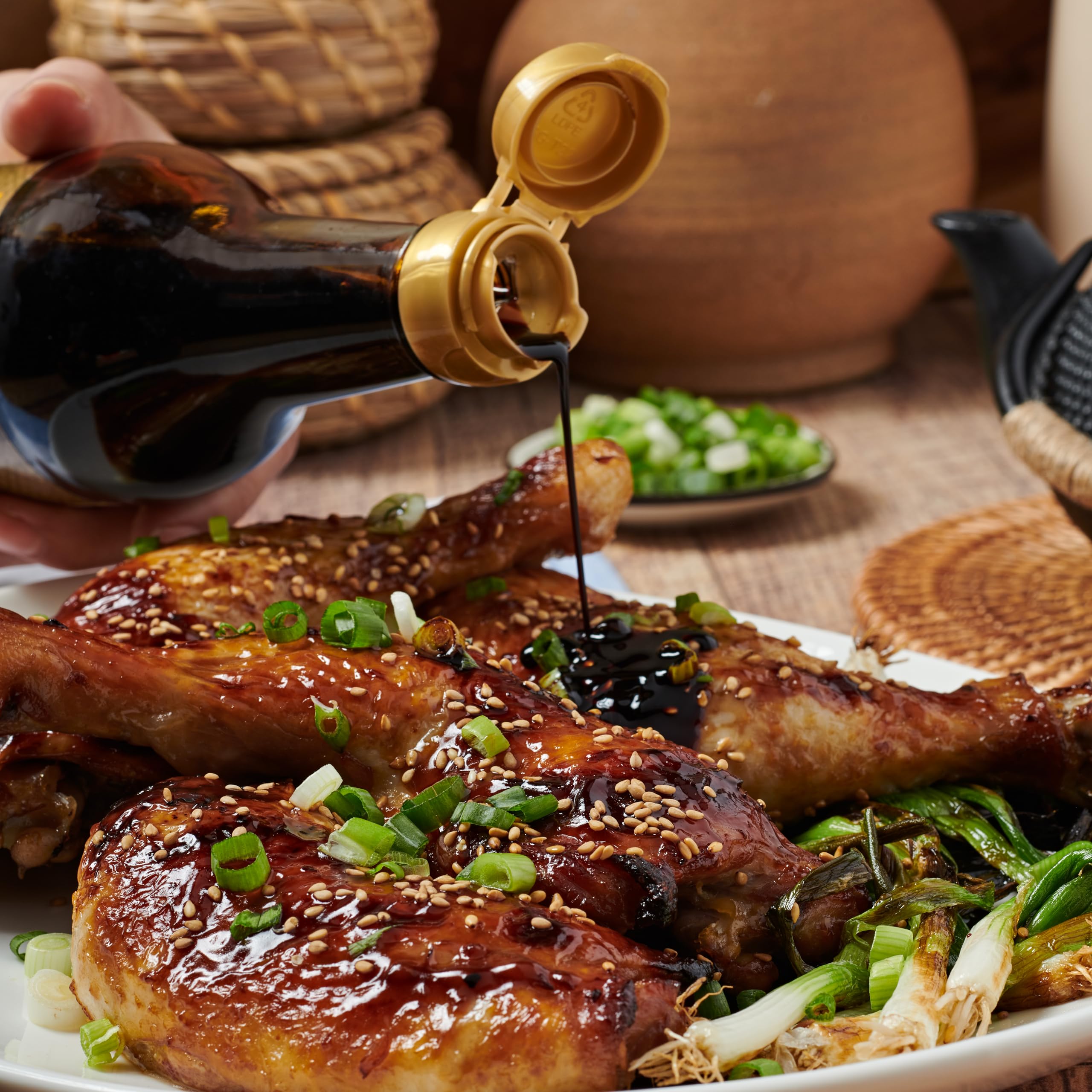 Lee Kum Kee ingredientes frescos al lado de la botella para inspirar recetas