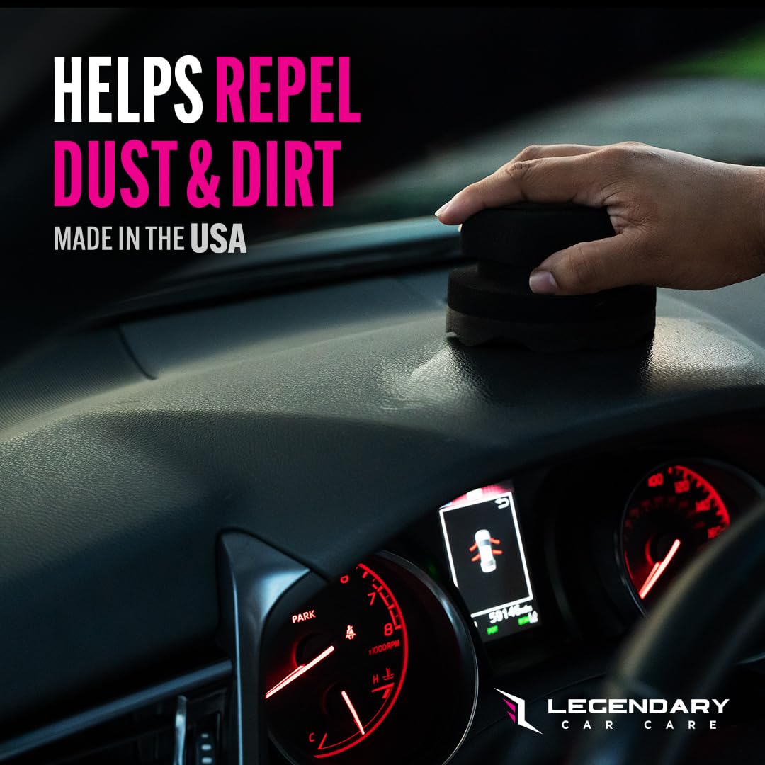 Legendary Car Care aplicación en compartimiento motor mostrando protección y limpieza
