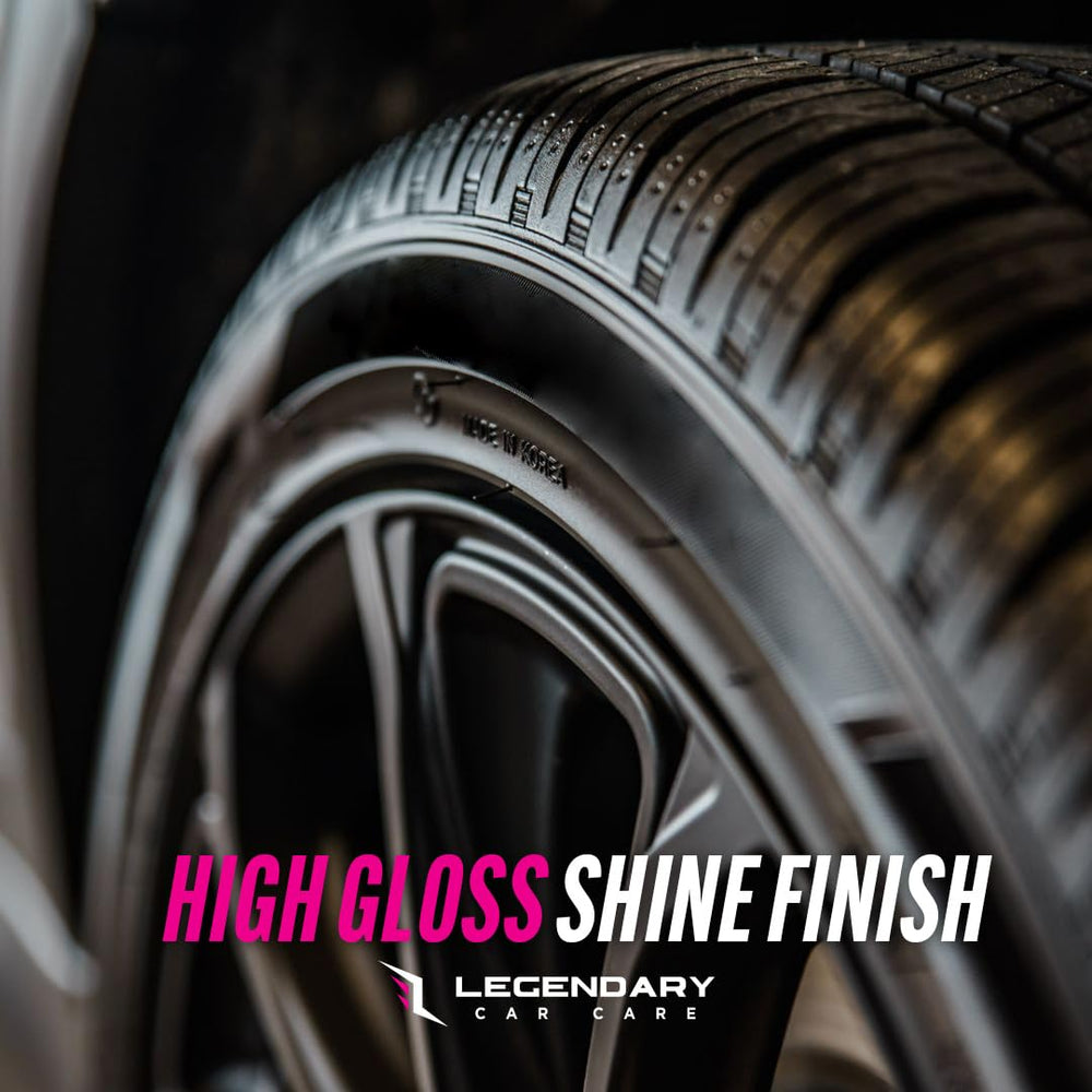 Legendary Car Care envase junto a mano para comparar tamaño y facilidad de manejo