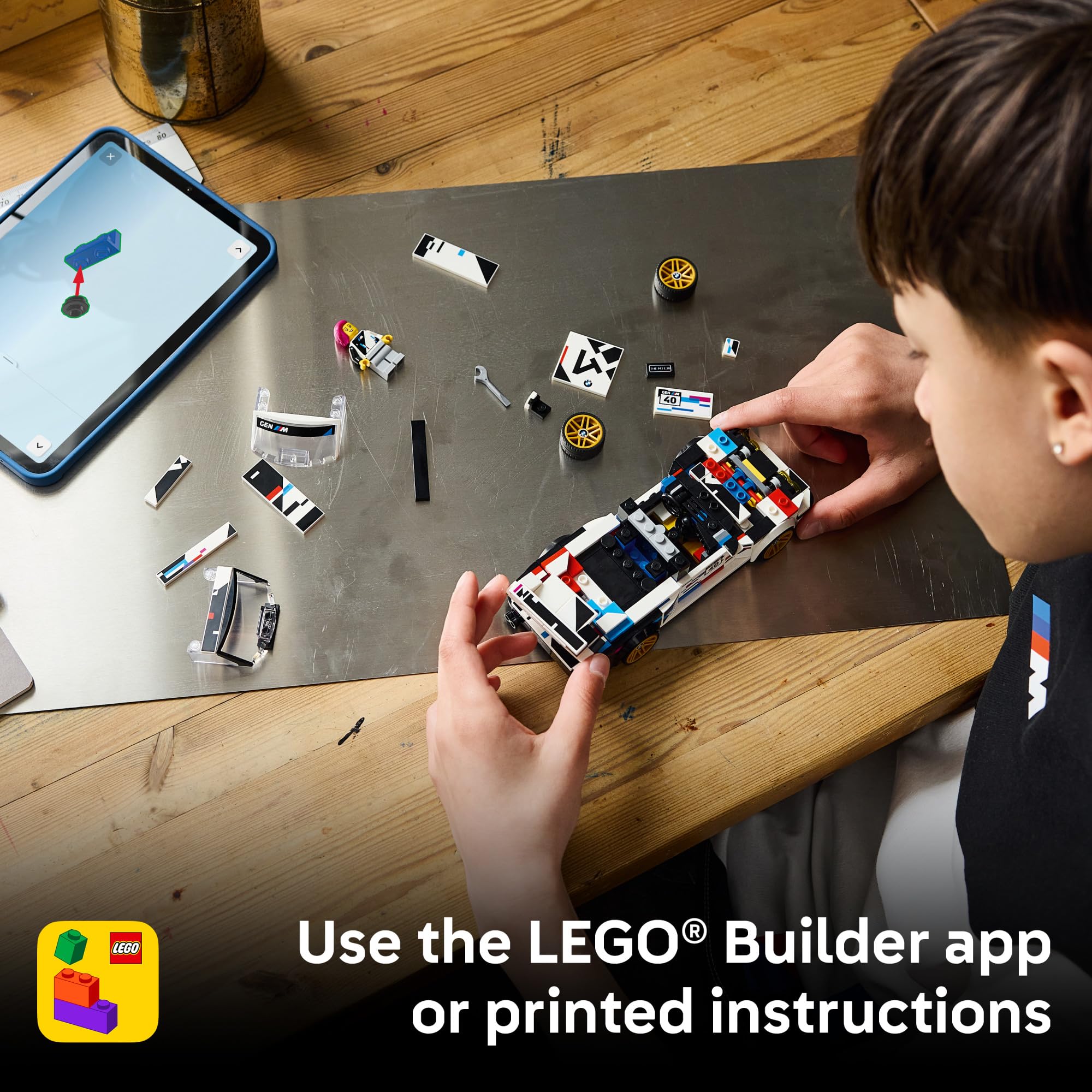 LEGO BMW modelo en estantería junto a objetos para comparar escala