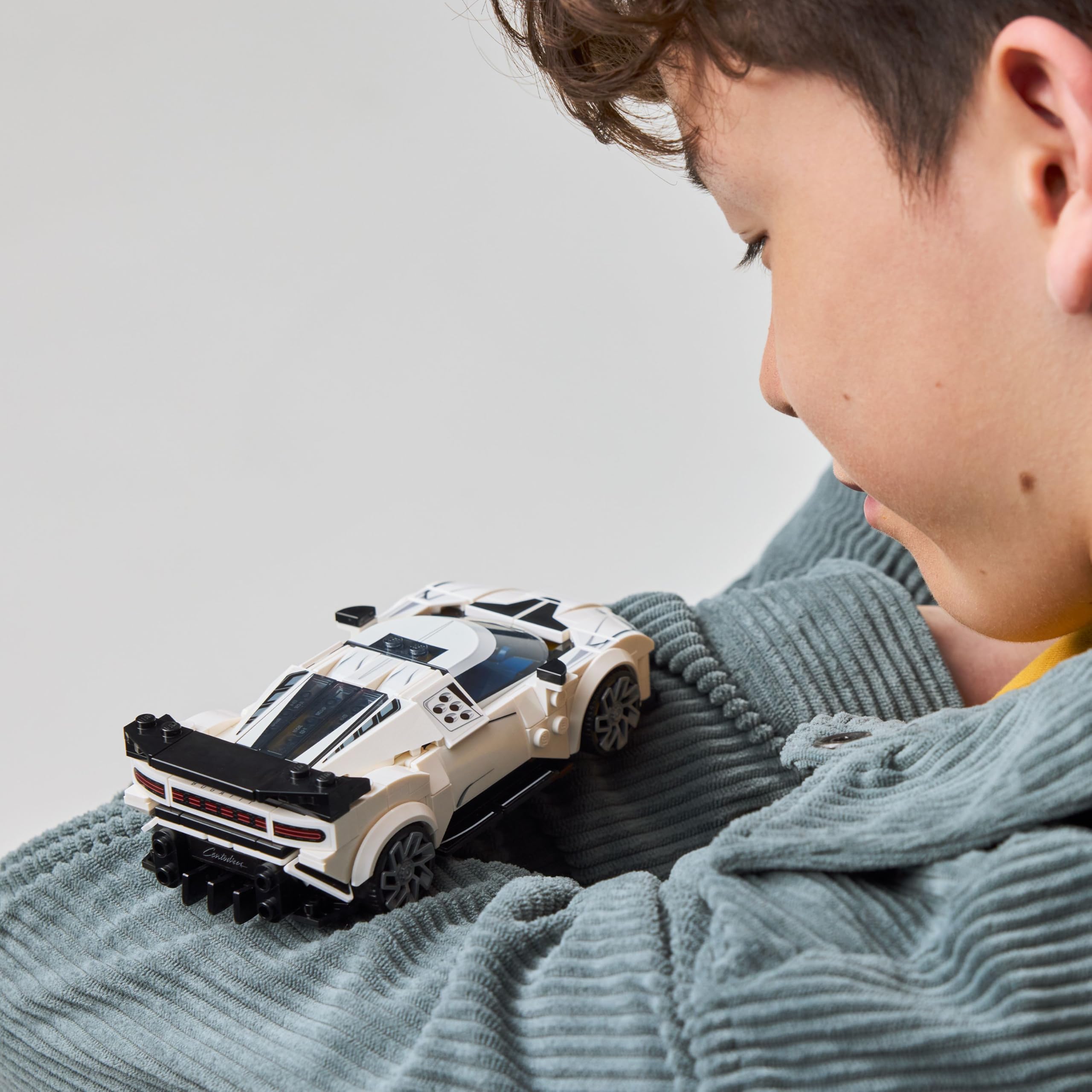 LEGO Bugatti Centodieci vista lateral ensamblado, estabilidad y líneas reales