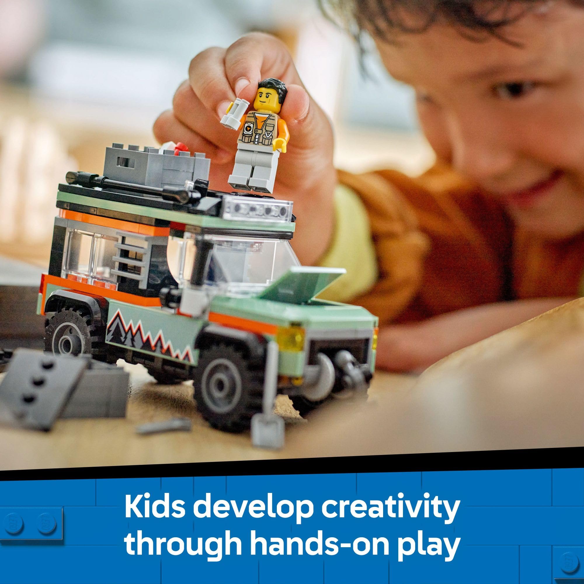 LEGO camión junto a mano para comparar tamaño y facilidad de manejo