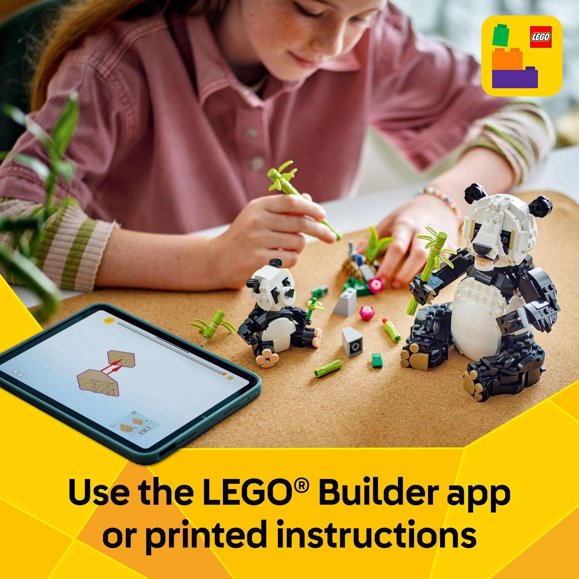 LEGO manos de niño construyendo resaltando motricidad y concentración