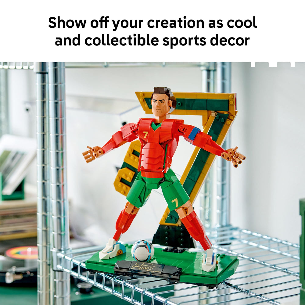 LEGO Cristiano Ronaldo colocado en estantería como decoración temática