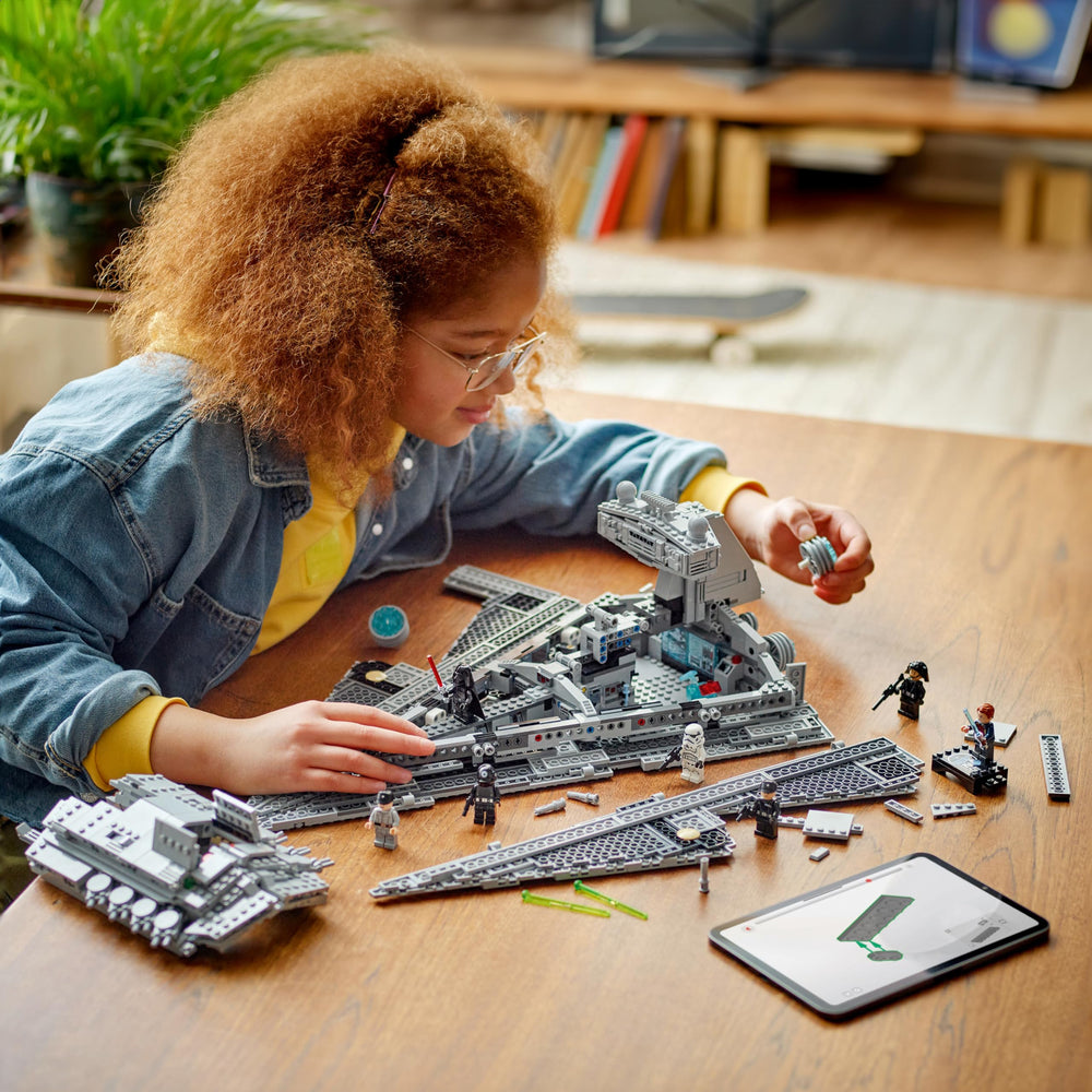 LEGO Destructor Imperial primer plano del interior con paneles y controles claros