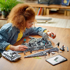 LEGO Destructor Imperial primer plano del interior con paneles y controles claros