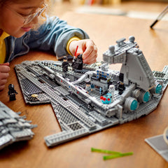 LEGO Destructor Imperial paneles abiertos exhibiendo puente, armario y sala de mando