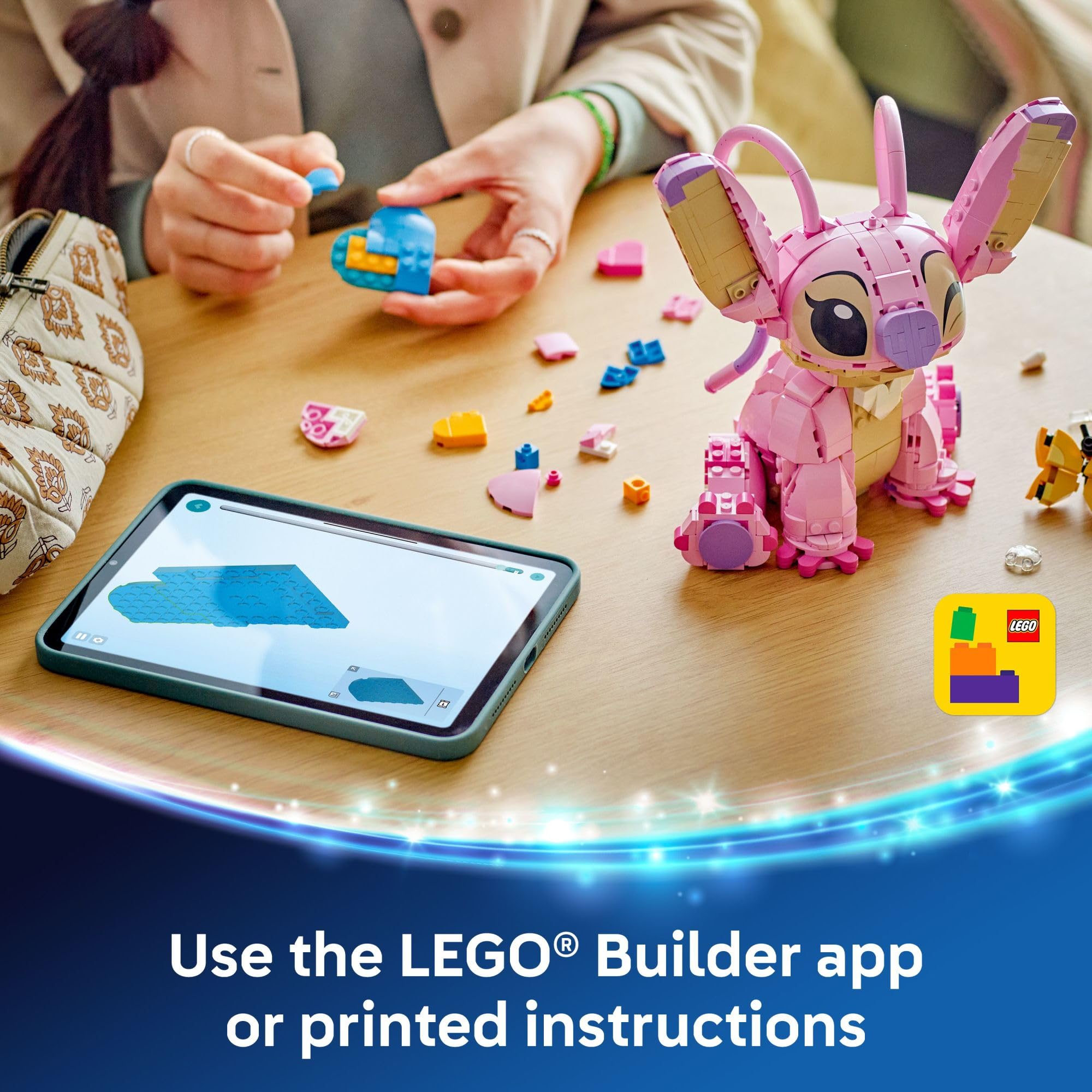 Ambientación de habitación con la figura LEGO Angel en estantería como decoración alegre