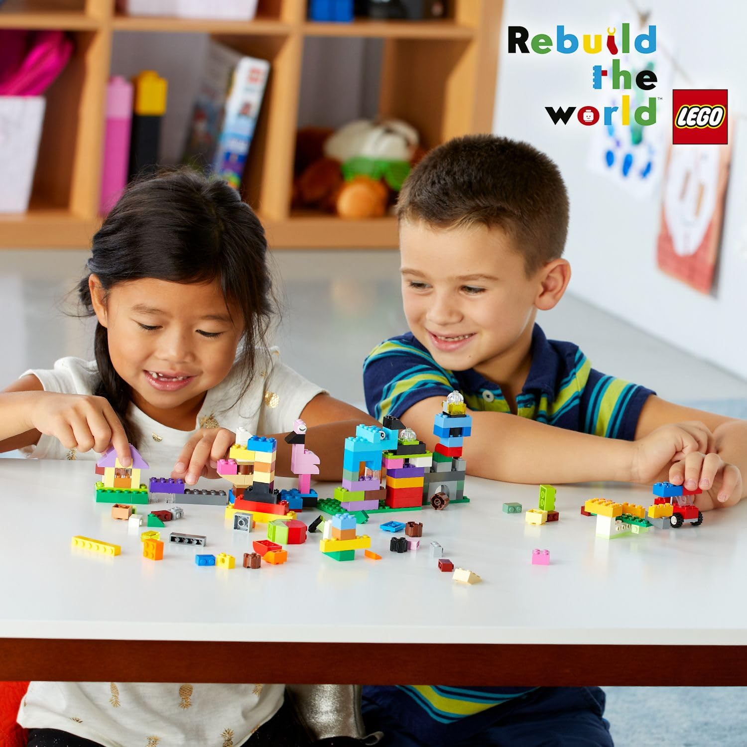 LEGO instrucciones incluidas y caja amarilla que guían construcciones