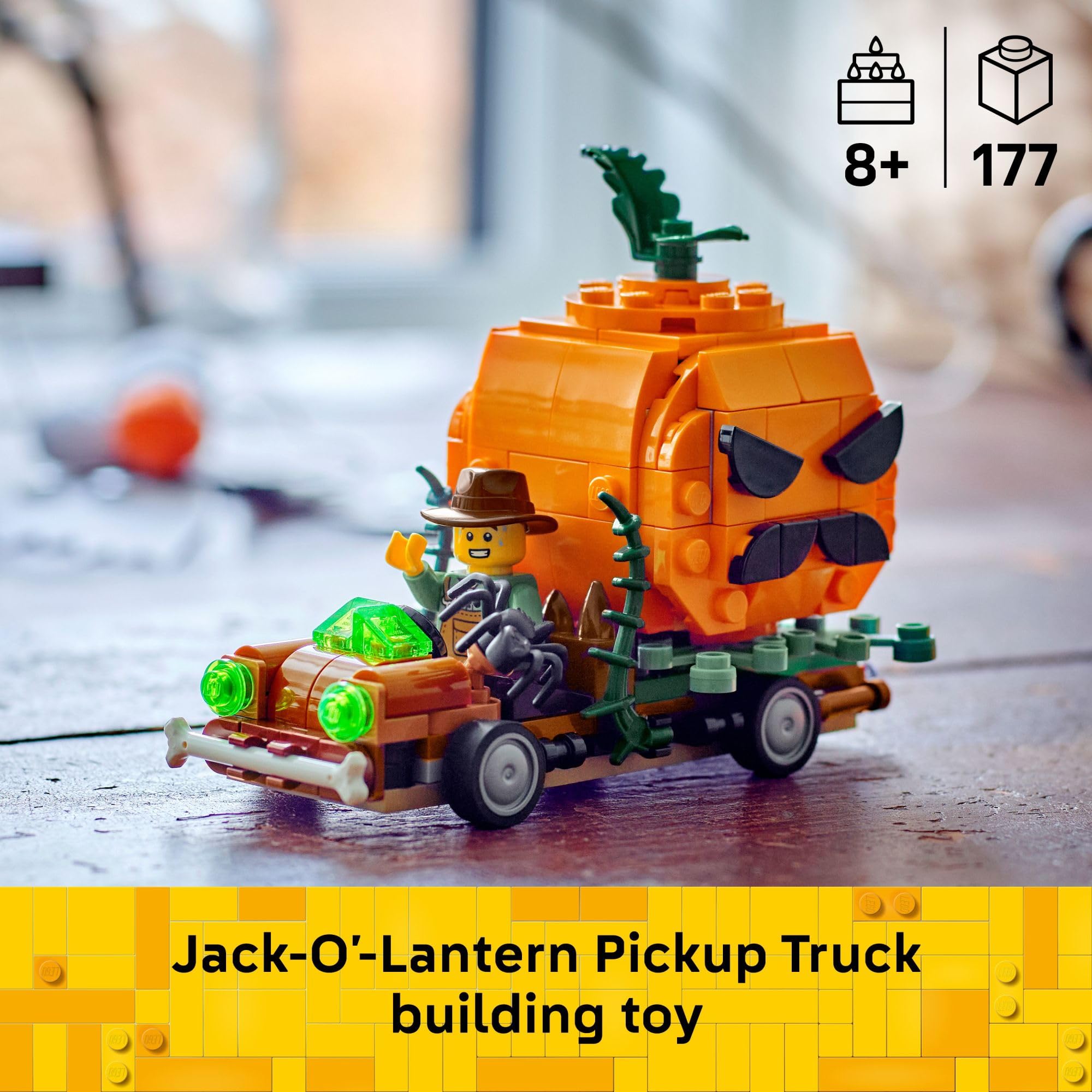 LEGO pickup vista lateral colocada sobre mesa, facilita el juego y exposición