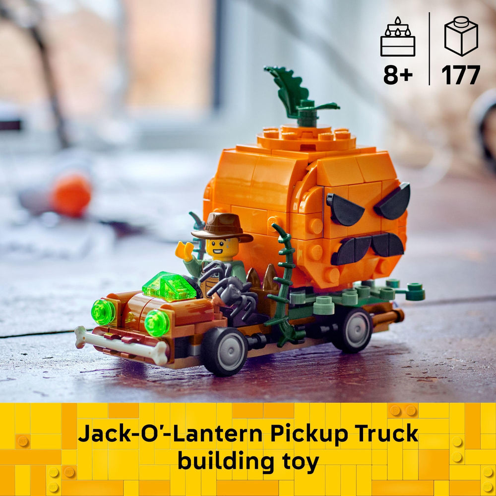 LEGO pickup vista lateral colocada sobre mesa, facilita el juego y exposición