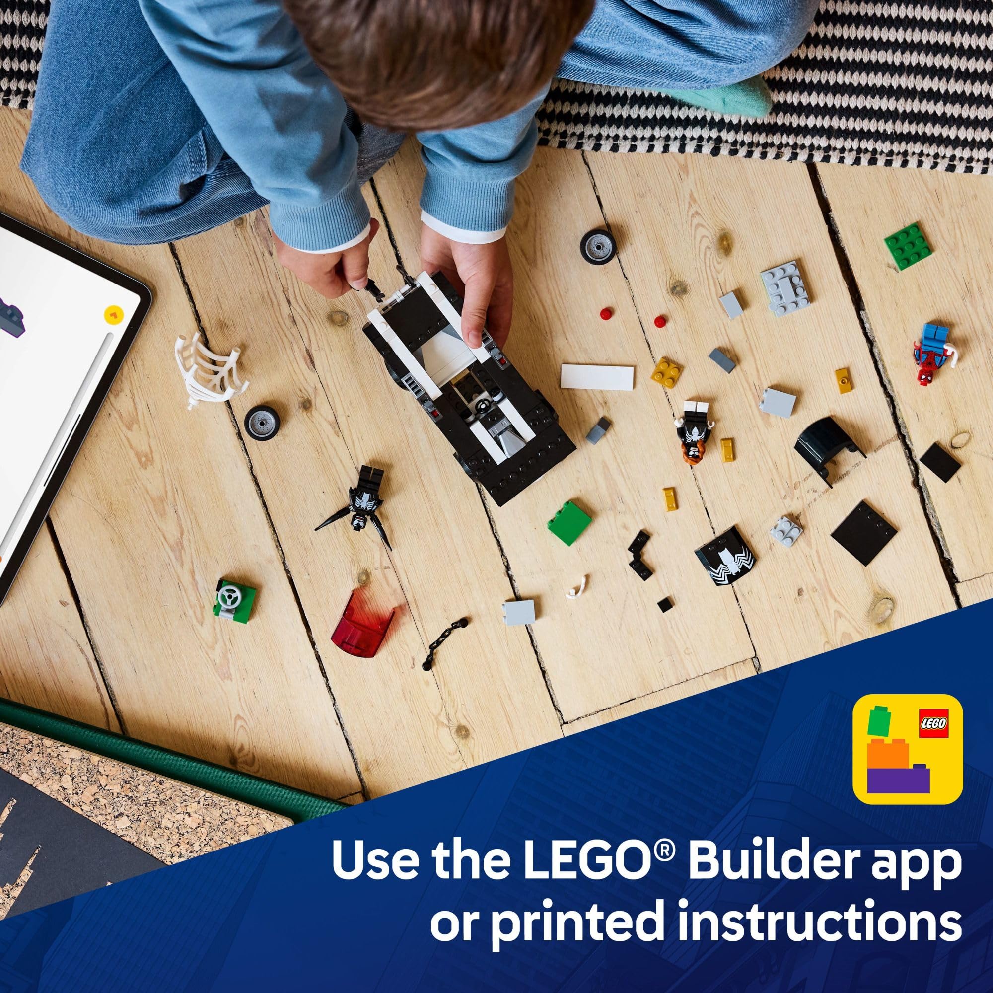 LEGO escena de juego con niños usando set, promueve habilidades creativas