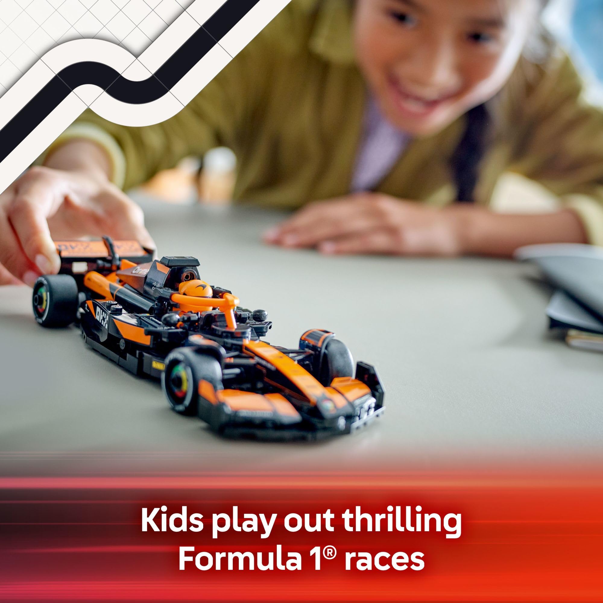 LEGO McLaren vista lateral que destaca el alerón trasero y líneas de carrocería