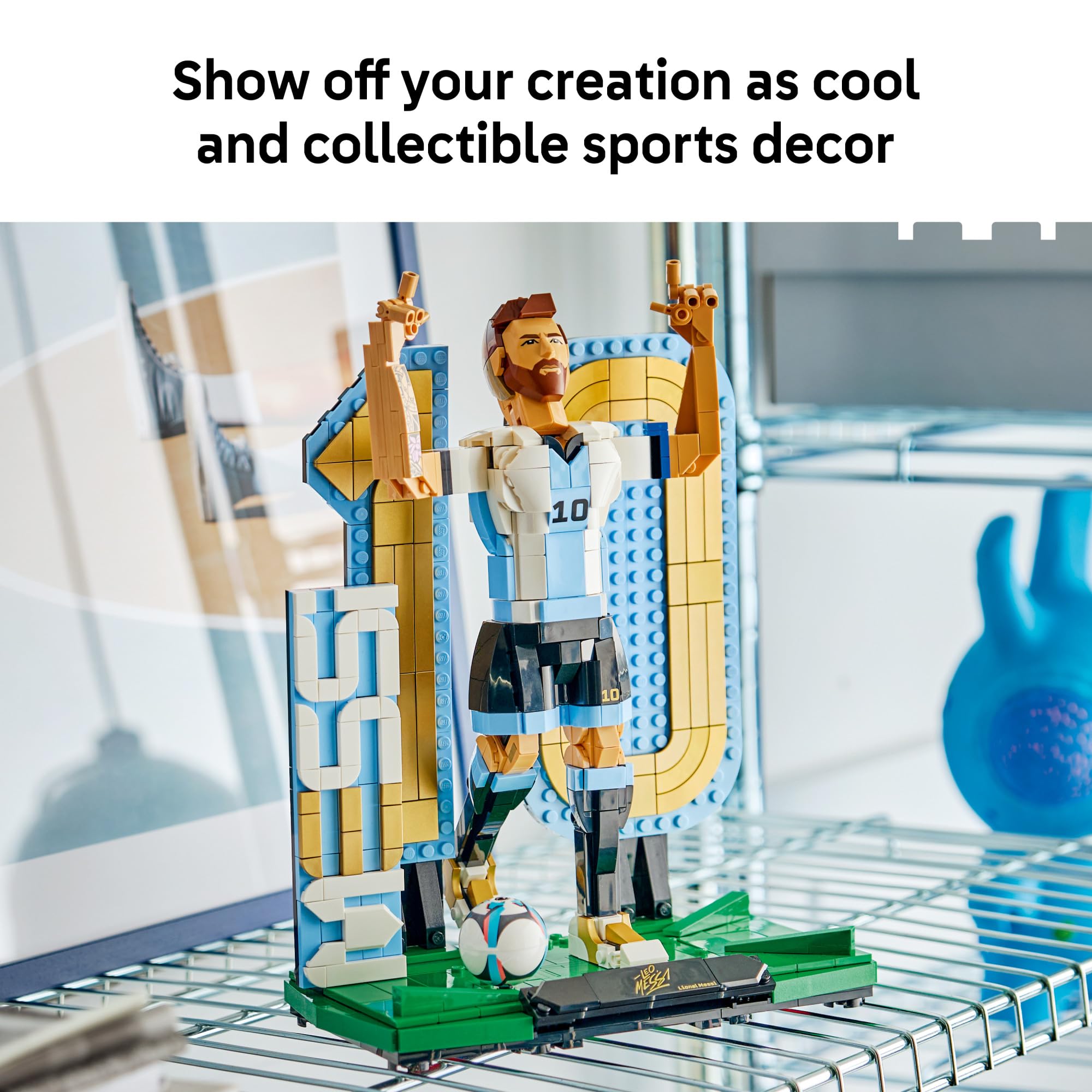 LEGO Messi colocado en estantería junto a libros mostrando escala y decoración de habitación