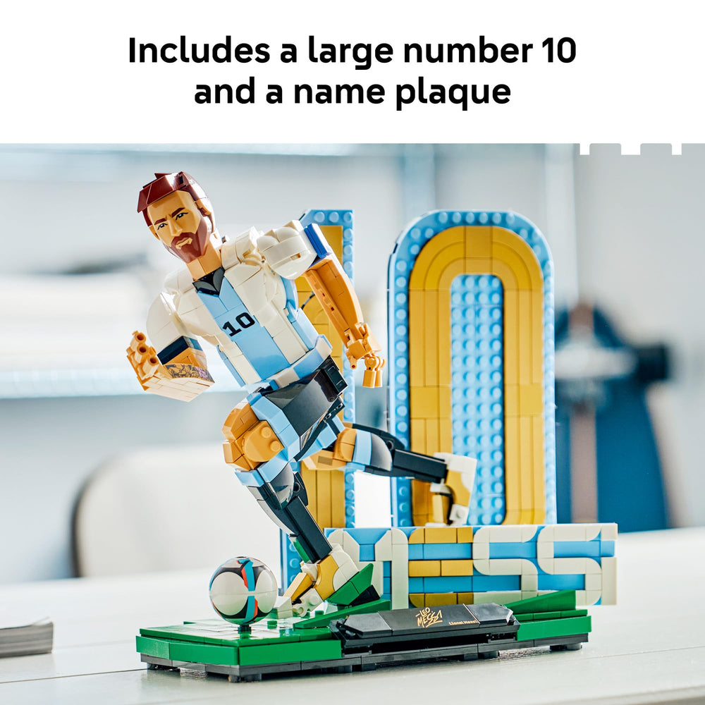 LEGO Messi comparación lateral de las dos poses demostrando versatilidad de exhibición