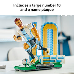 LEGO Messi comparación lateral de las dos poses demostrando versatilidad de exhibición