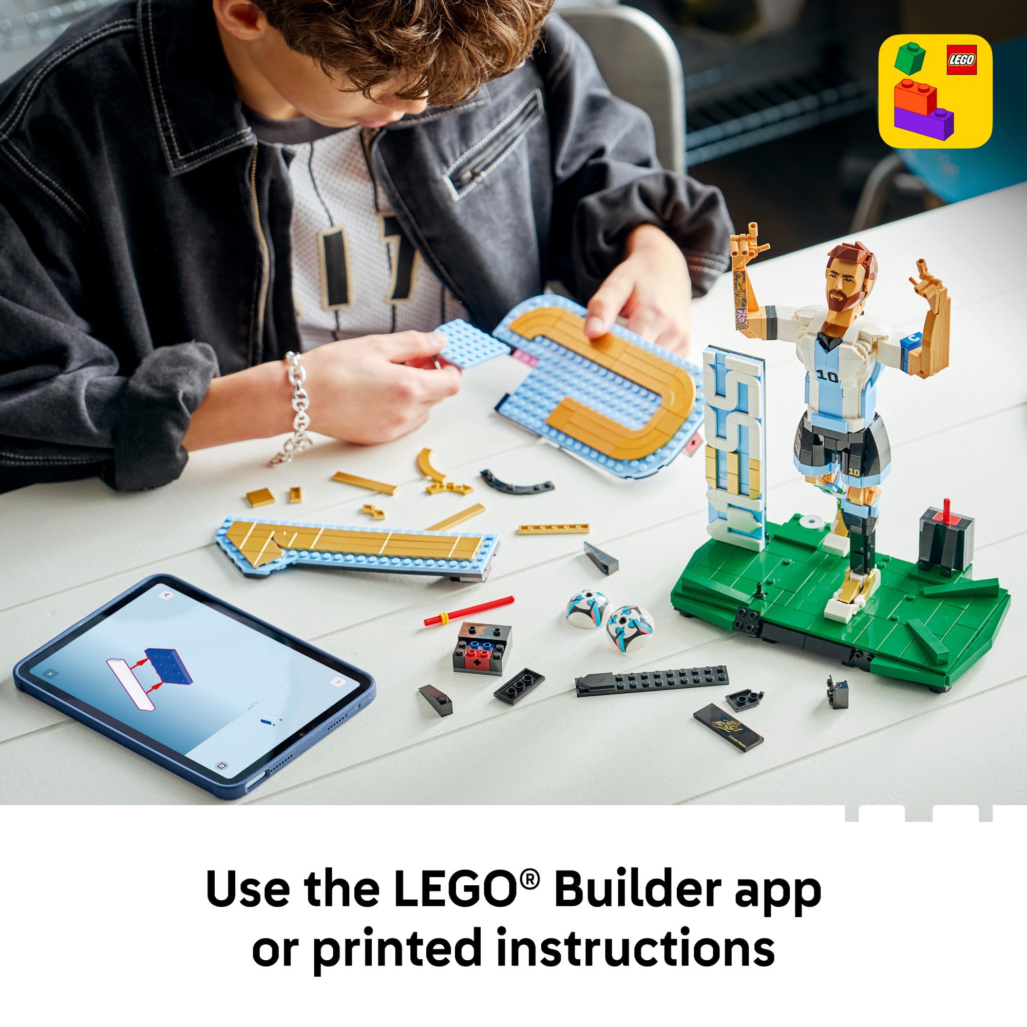 LEGO Messi niño usando la app LEGO Builder para instrucciones digitales con zoom y rotación