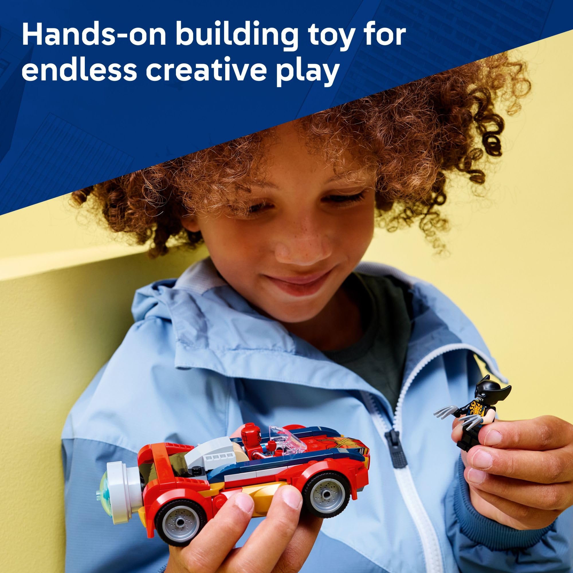 LEGO coche junto a una regla para ver la escala real del modelo