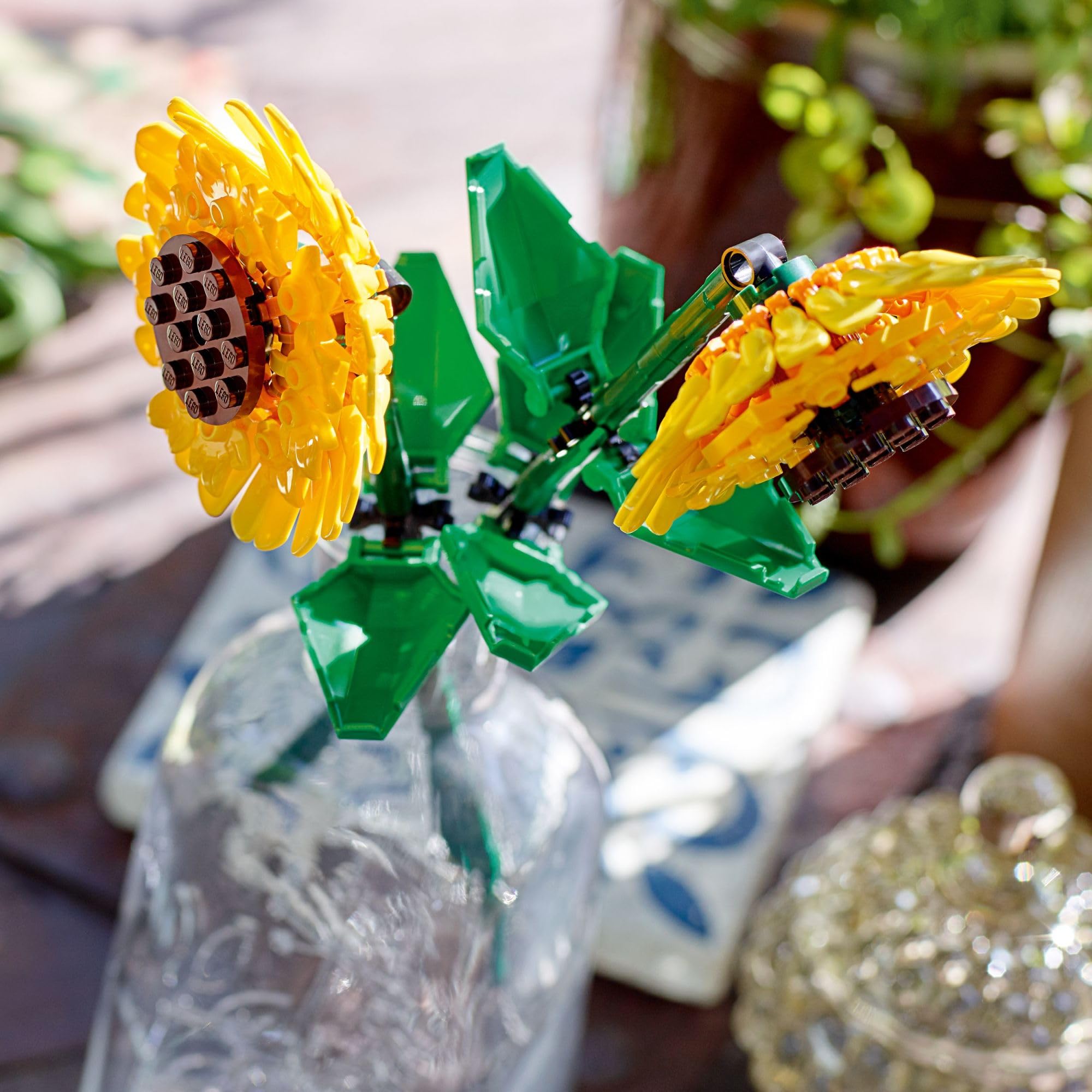 LEGO manos sosteniendo girasol para mostrar escala y altura del conjunto
