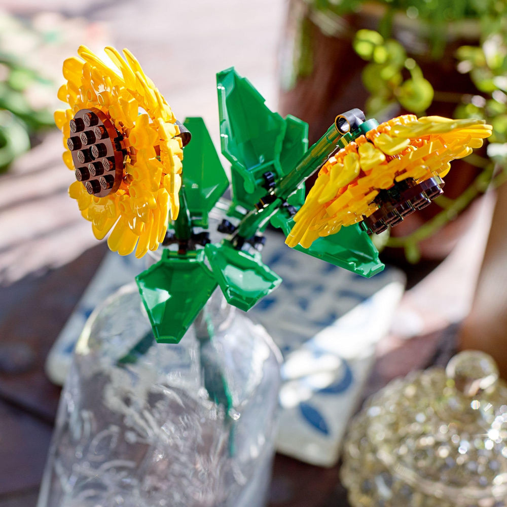LEGO manos sosteniendo girasol para mostrar escala y altura del conjunto