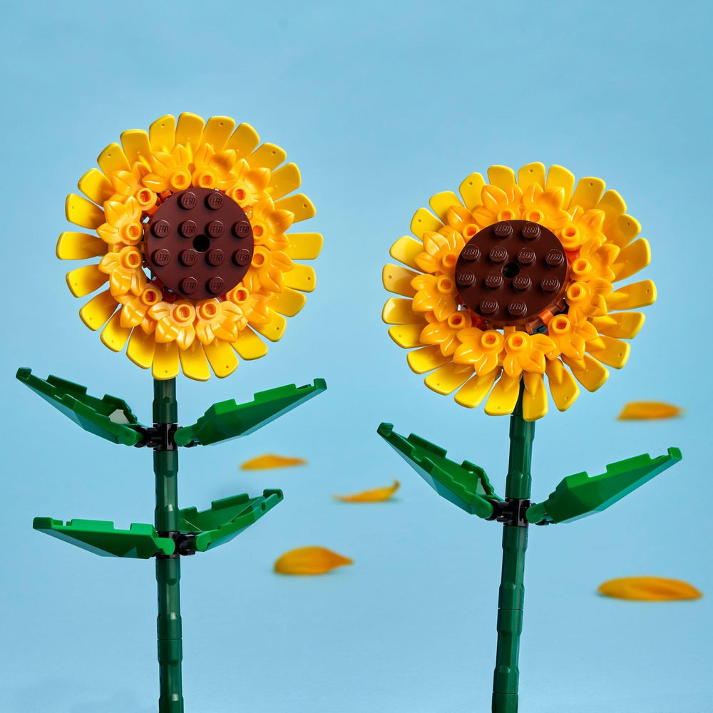 LEGO girasoles montados en jarrón como decoración de interior alegre