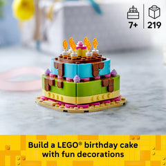 LEGO velas construibles colocadas en la tarta para personalizar edad