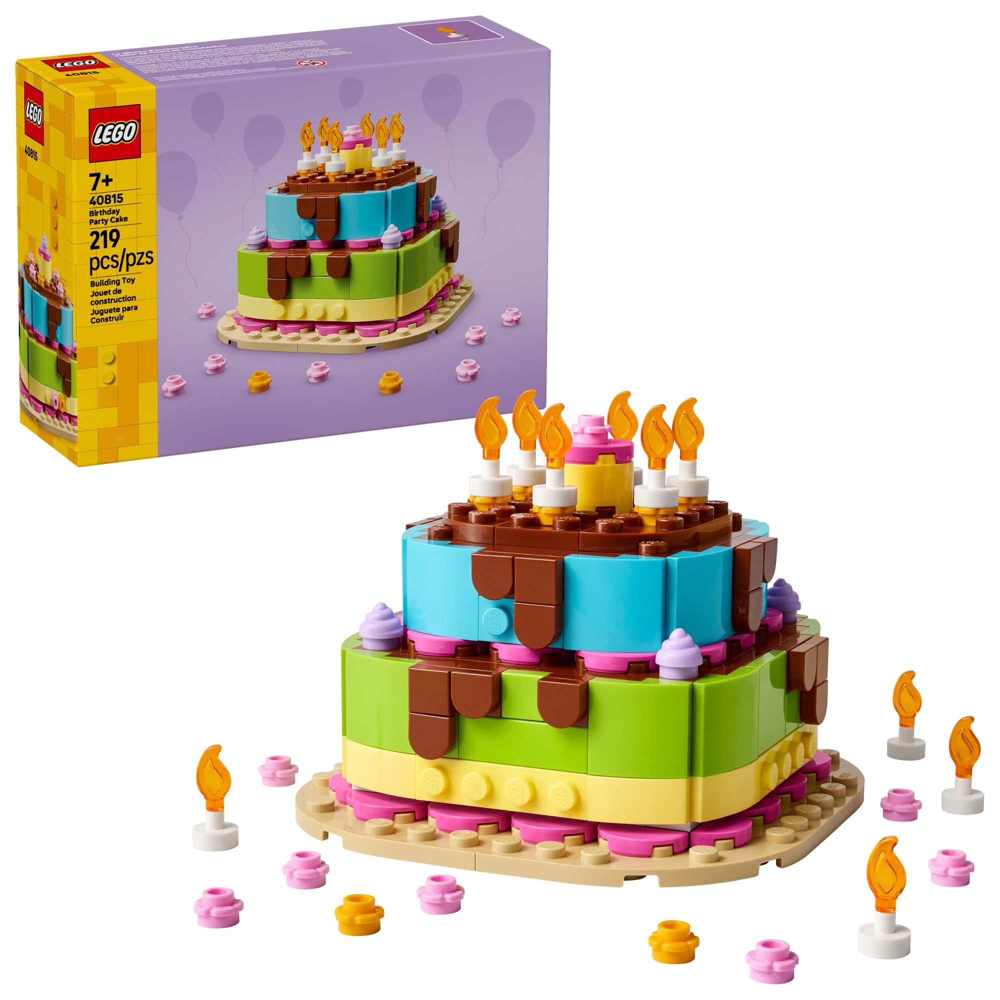 LEGO tarta frontal montada mostrando decoración y aspecto festivo
