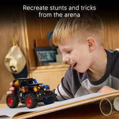 LEGO Grave Digger en manos de niño para mostrar tamaño y manejo fácil