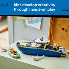 LEGO figura de tiburón junto a los barcos añadiendo tensión y emoción al juego