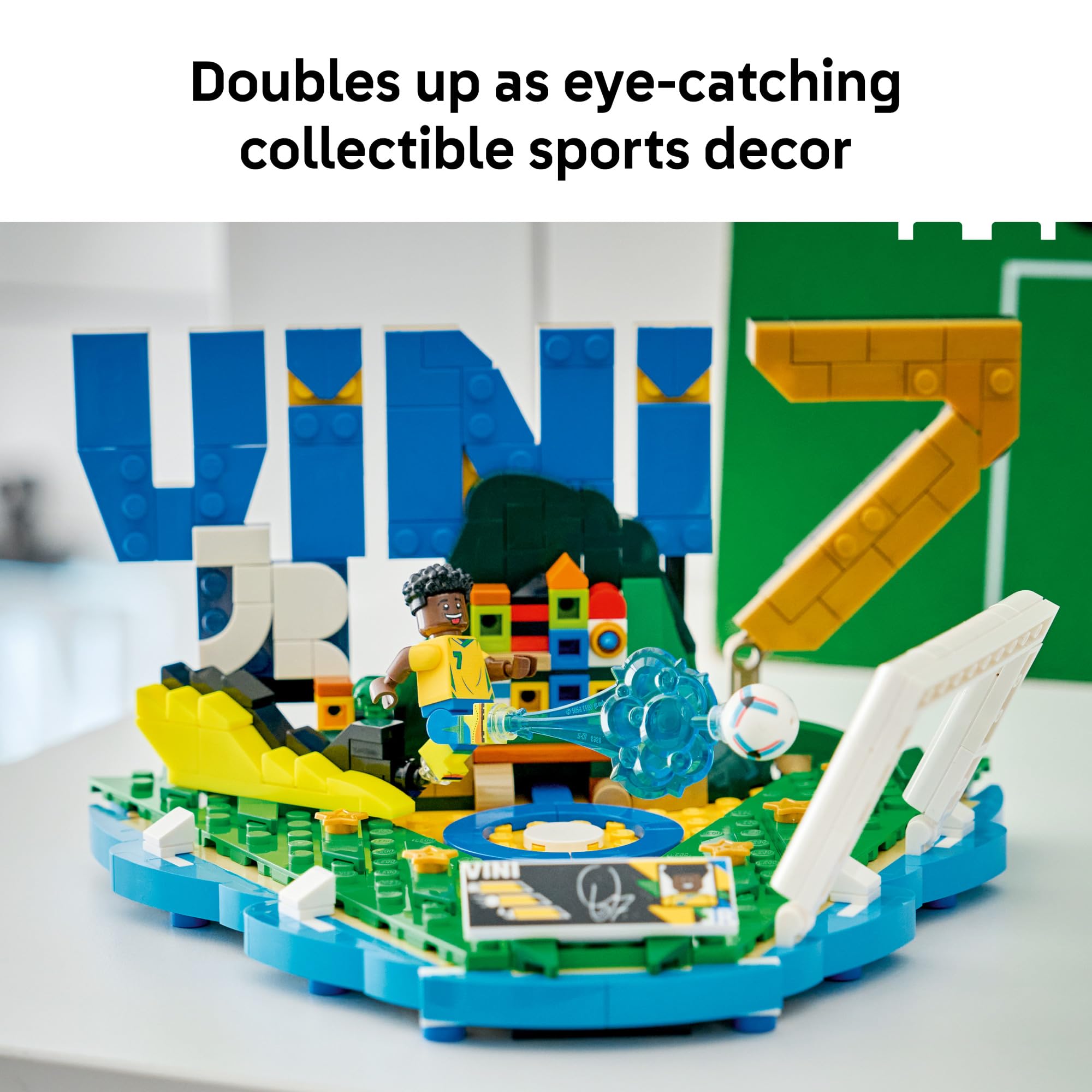 LEGO Vini Jr. set montado sobre una mesa, aporta color y decoración de fútbol