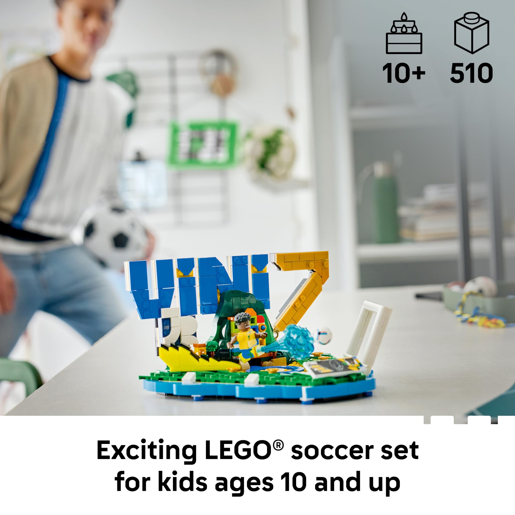 LEGO Vini Jr. minifigura en pose de gol realista para exhibir y jugar