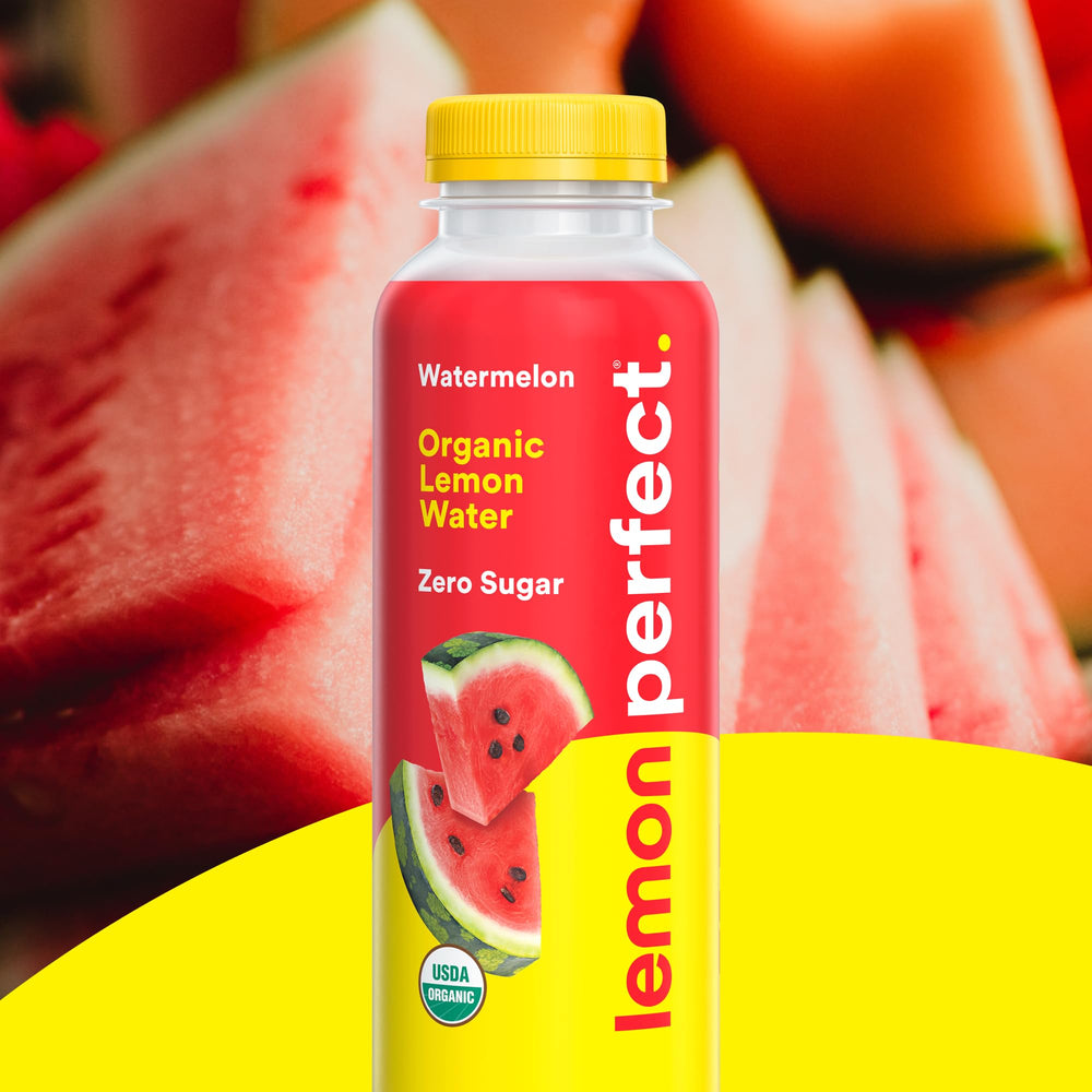 Botella de Lemon Perfect en mano para mostrar tamaño práctico y portátil