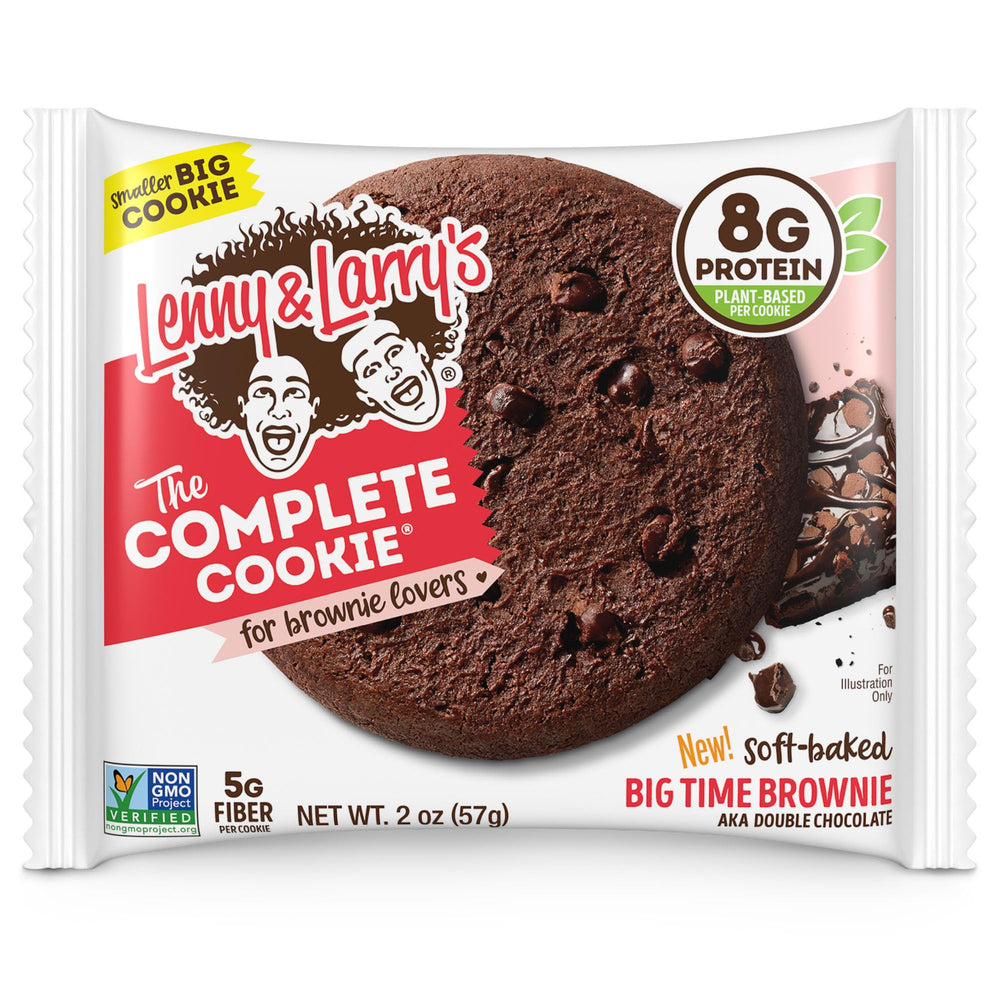 Lenny & Larry's galleta en mano para comparar tamaño y llevar fácilmente