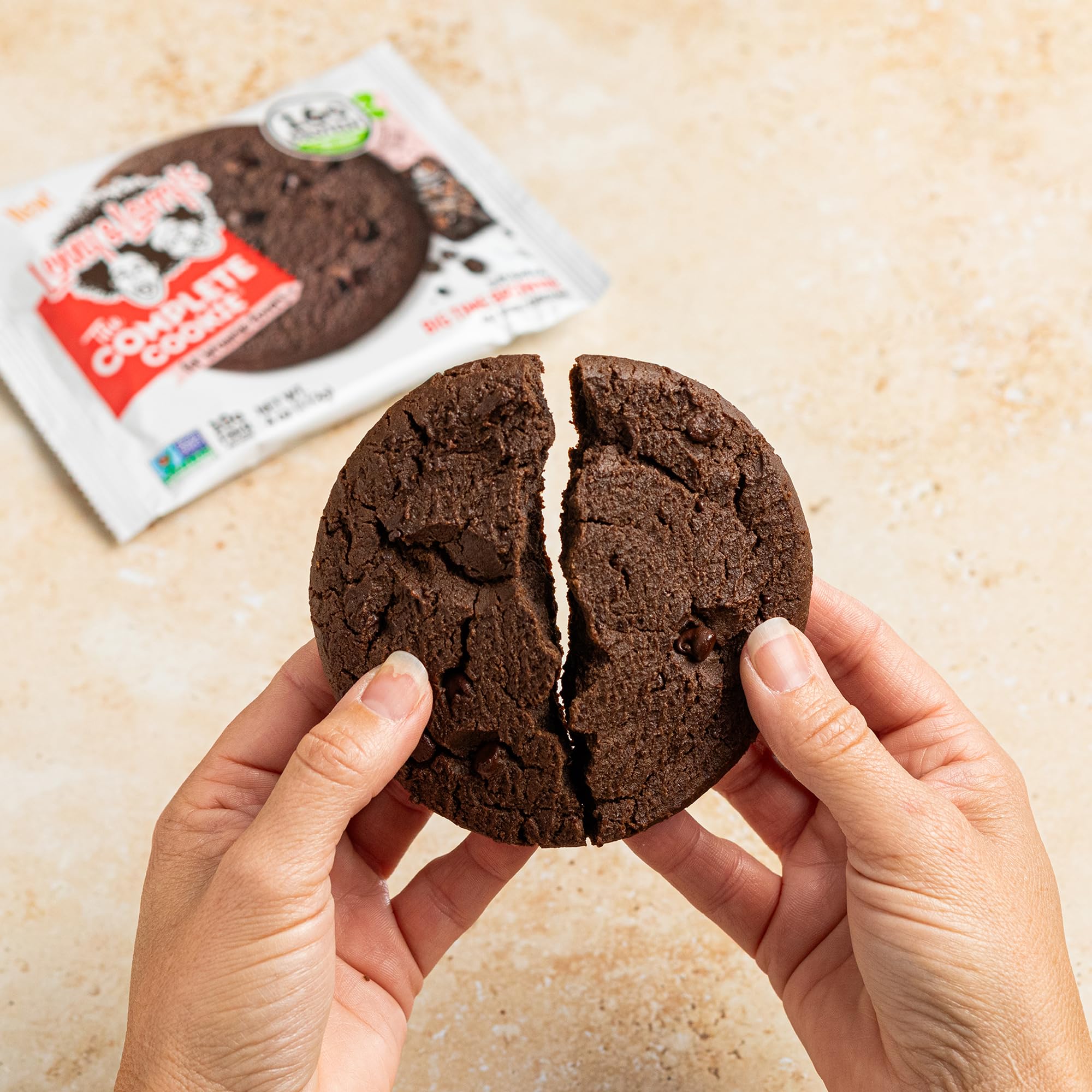 Lenny & Larry's galleta junto a café como snack equilibrado