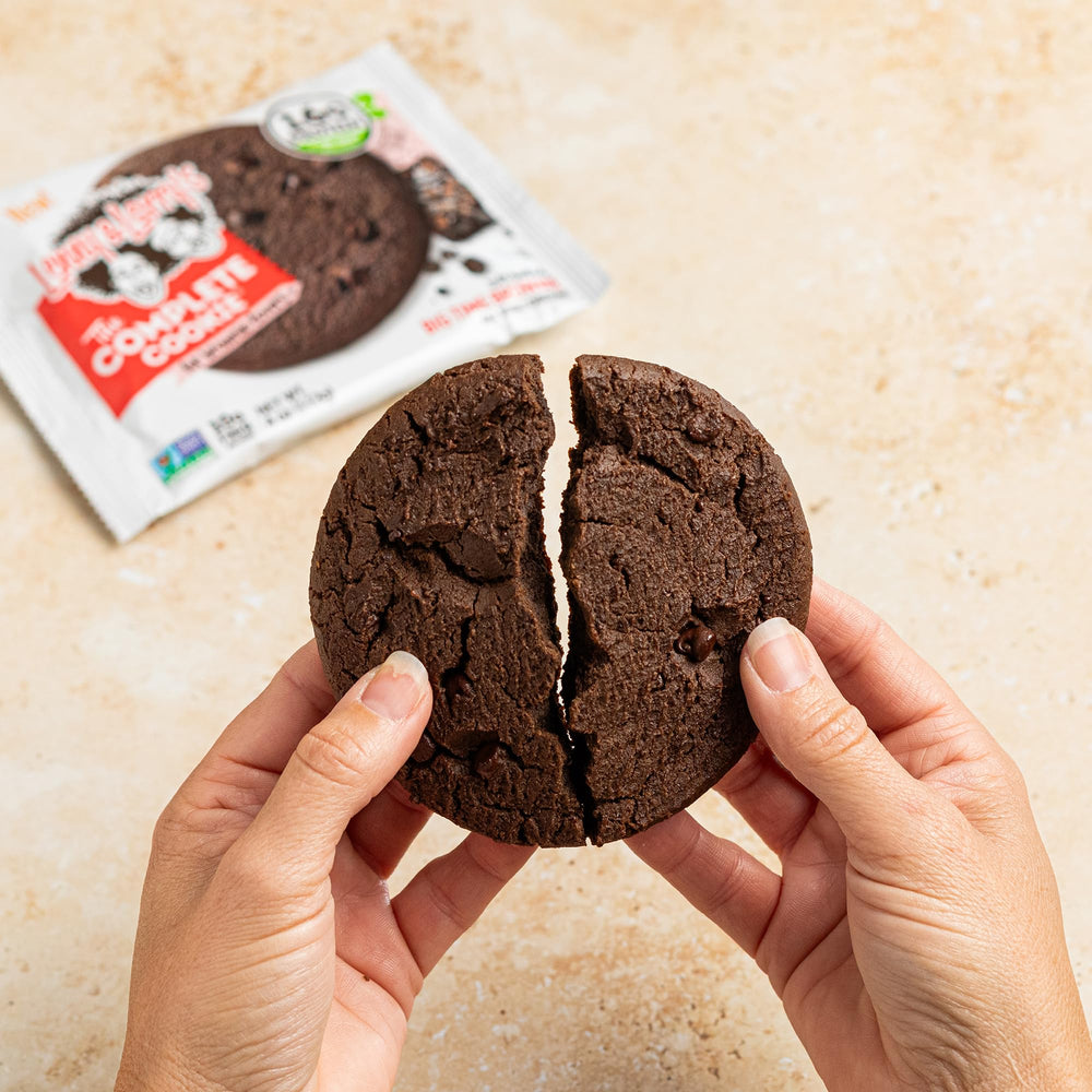 Lenny & Larry's galleta junto a café como snack equilibrado