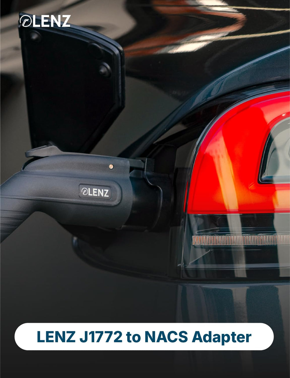 LENZ adaptador en uso dentro de un garaje público, ampliando opciones de carga para EV NACS