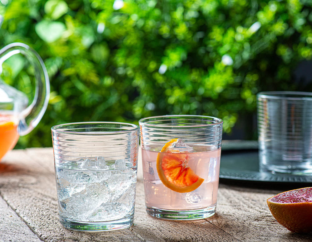 Le'raze vaso rocks 13oz con hielo y whisky, ideal para licores cortos