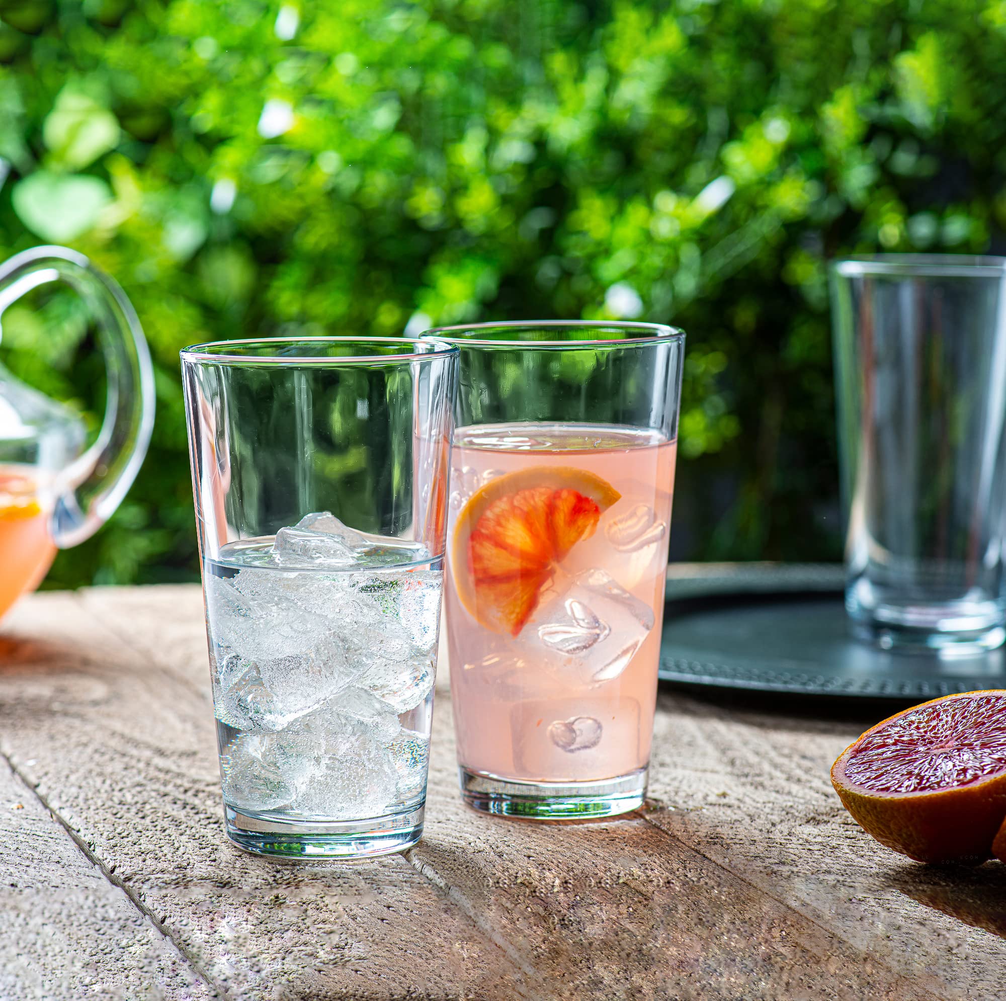 Le'raze vaso con cóctel servido ilustrando versatilidad para bebidas