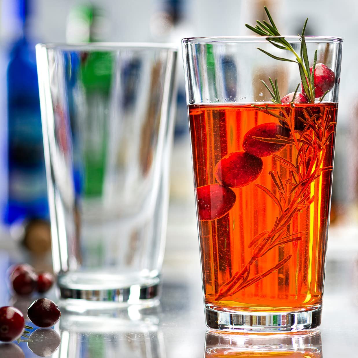 Le'raze vasos en mesa de fiesta mostrando uso en eventos y presentacion