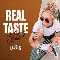 Levels Nutrition cuchara medidora con polvo mostrando 24g de proteína por porción