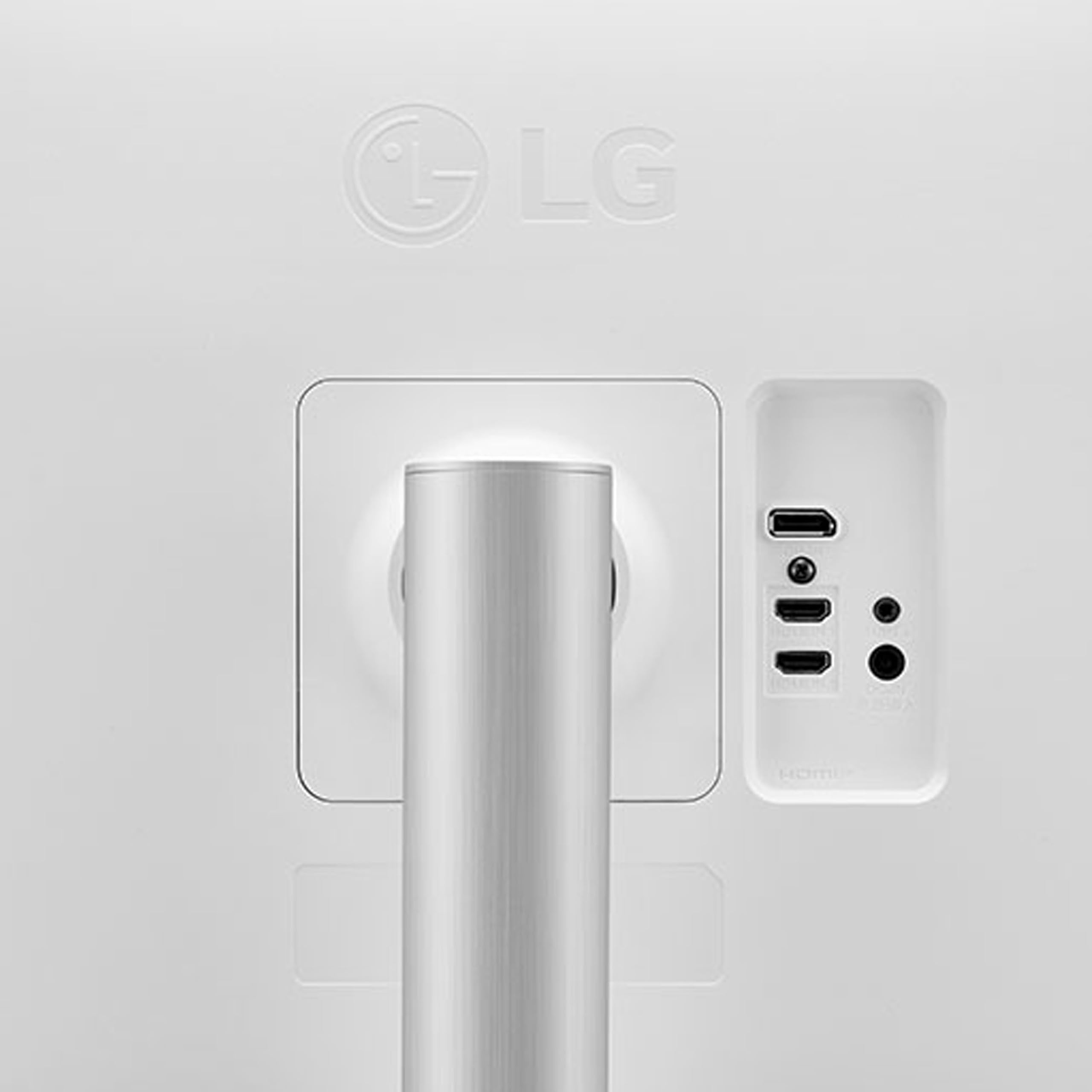 LG monitor en escritorio junto a laptop mejorando multitarea