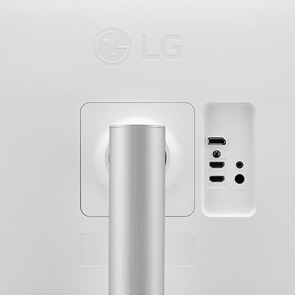 LG monitor en escritorio junto a laptop mejorando multitarea