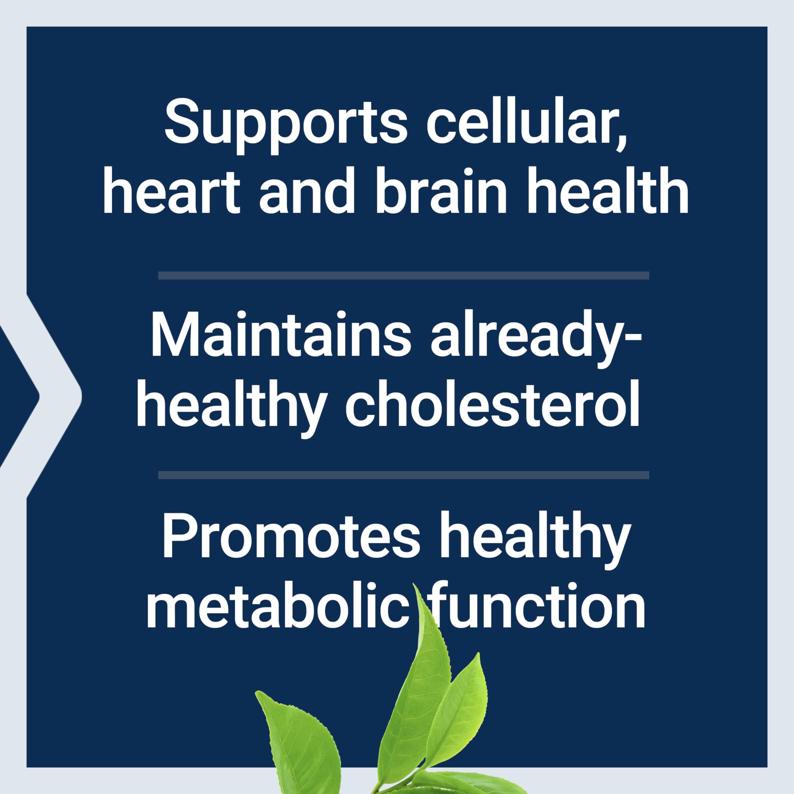 Life Extension persona sosteniendo cápsula para ilustrar facilidad de uso
