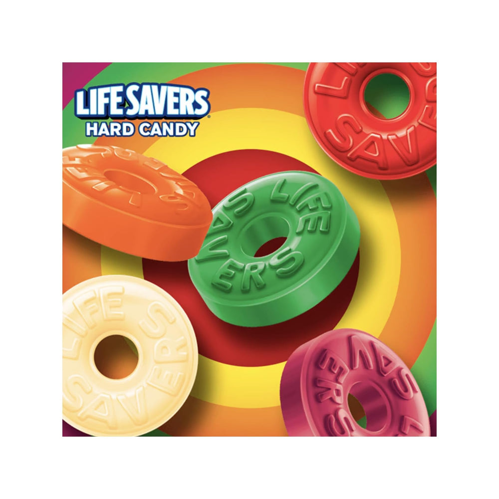 Life Savers caramelo en mano para comparar tamaño, práctico y portátil