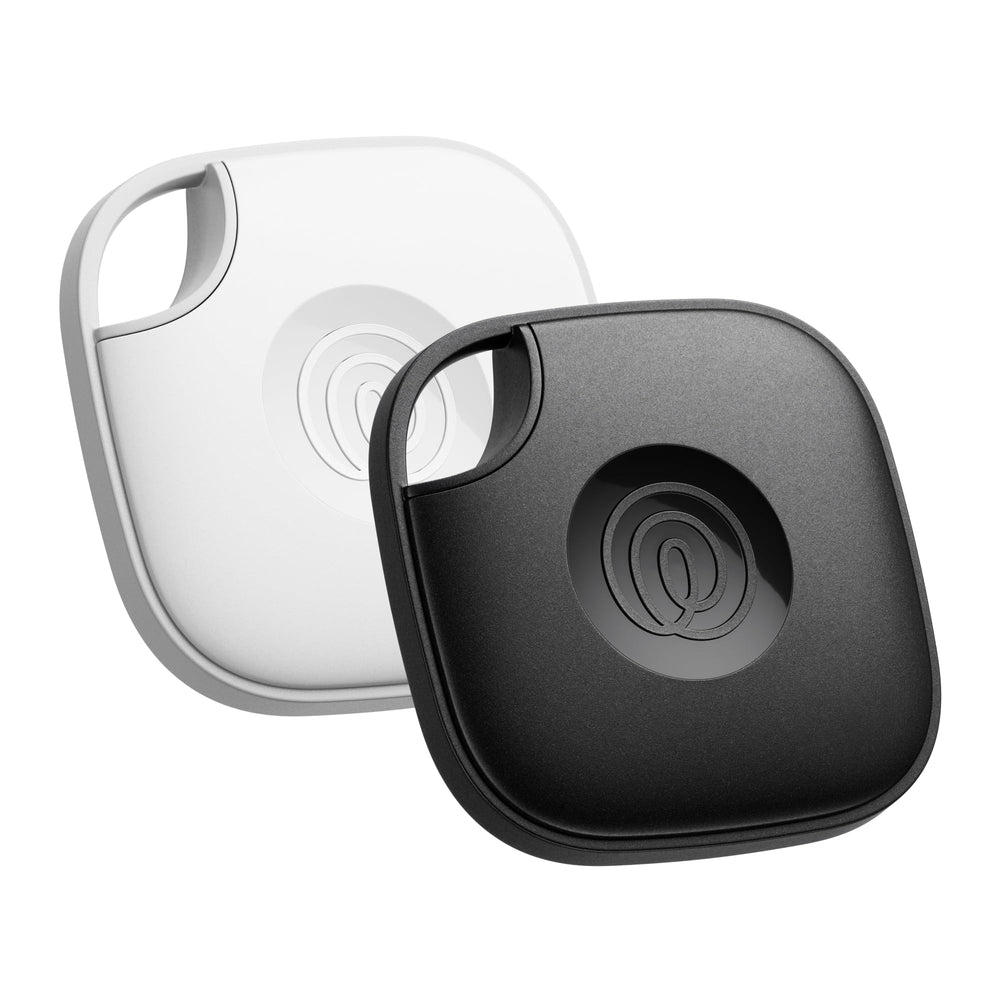 Life360 Tile vista frontal mostrando tamaño compacto y botón para encontrar objetos